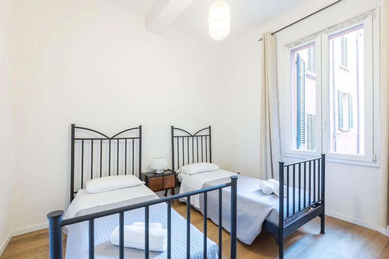 Simon, Bologna By Short Holidays 0*,